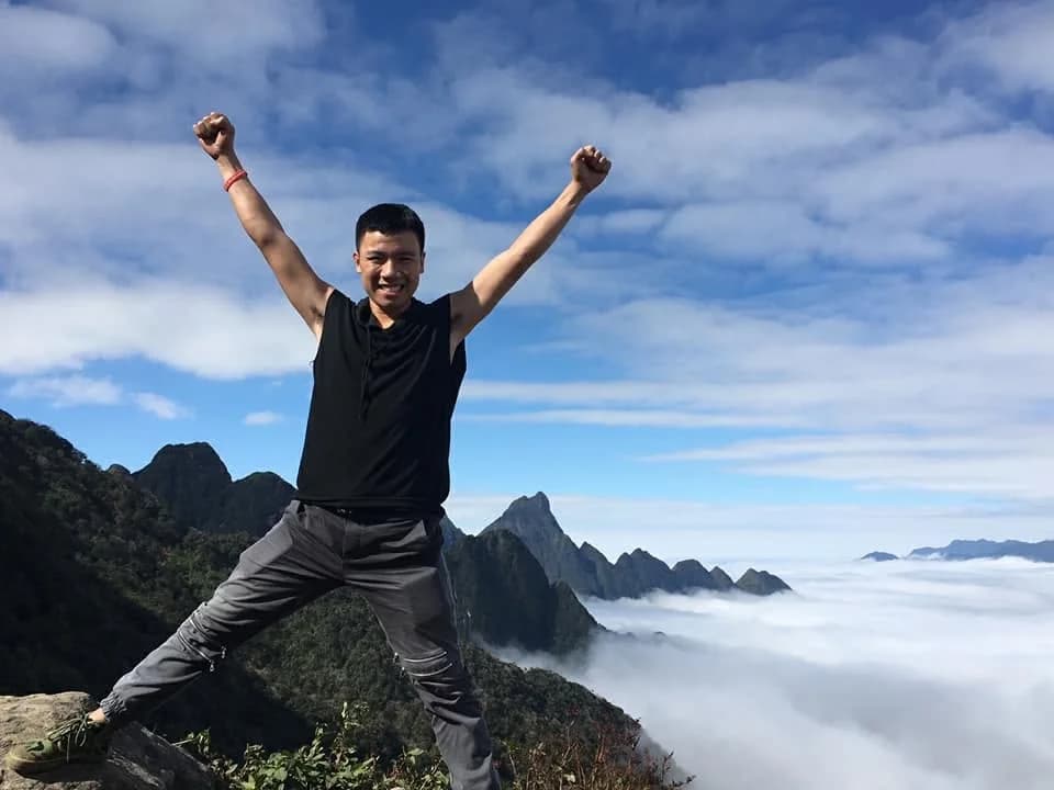Đào Tấn Thành trên đỉnh núi giữa biển mây