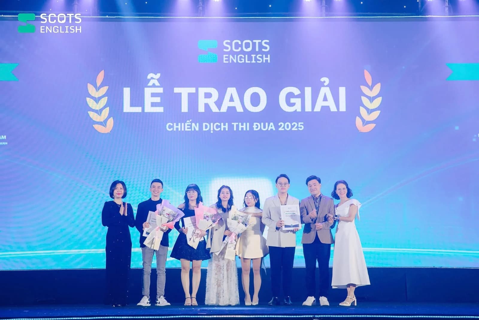 Đào Tấn Thành cùng đồng đội trên sân khấu vinh danh